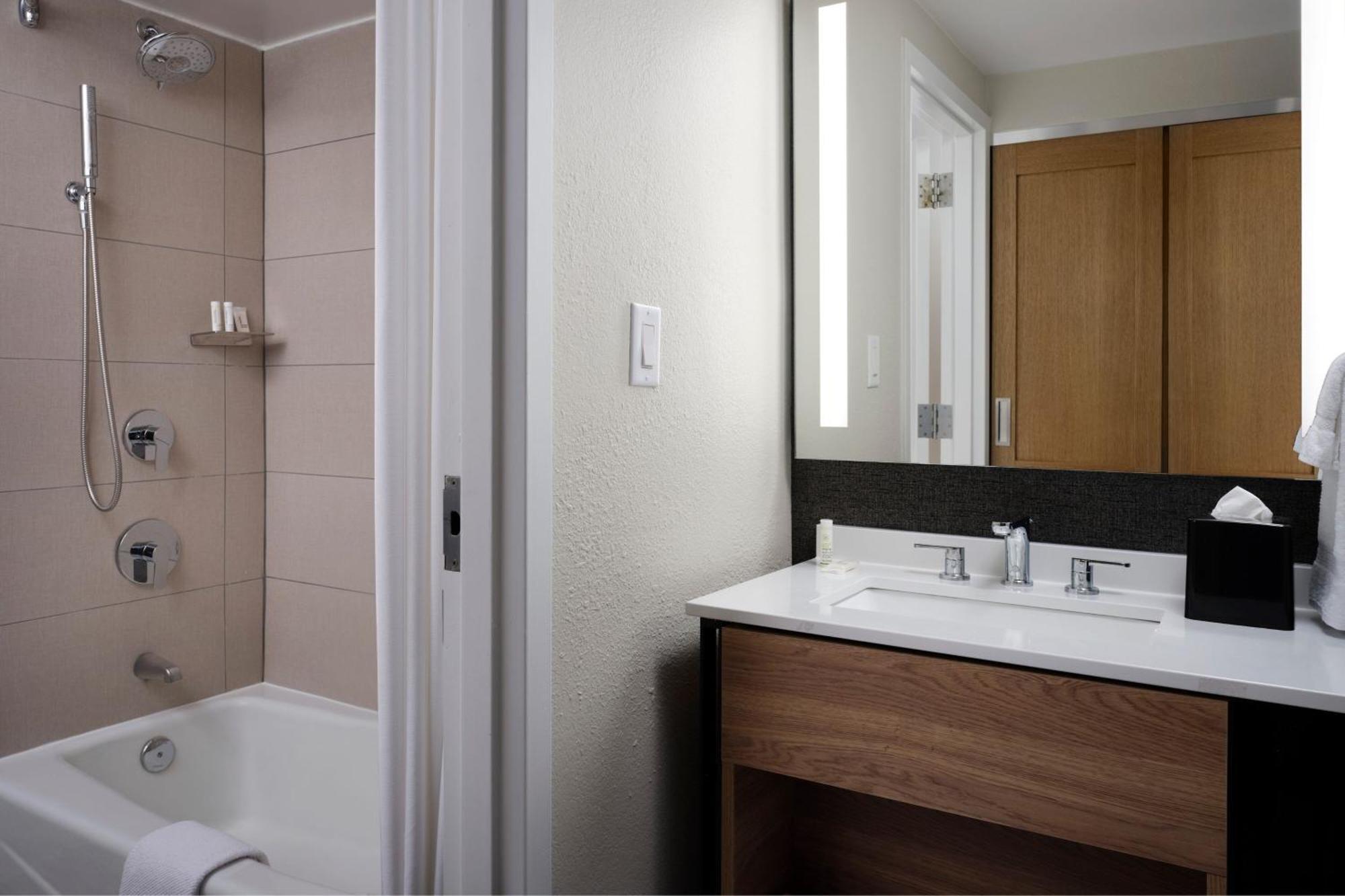 Sheraton Grand Rapids Airport Hotel Cascade Екстер'єр фото